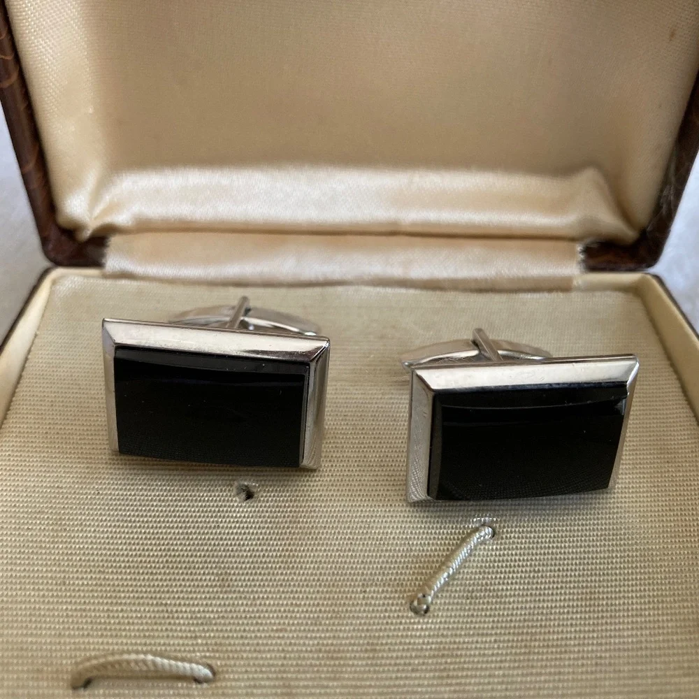 🇺🇸  Vintage Swank Shiny Silvertone & Onyx Cufflinks Shield Logo in box